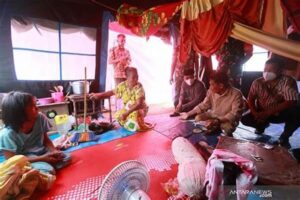 Bupati Gorontalo Serahkan Bantuan Sosial Untuk Warga Limboto
